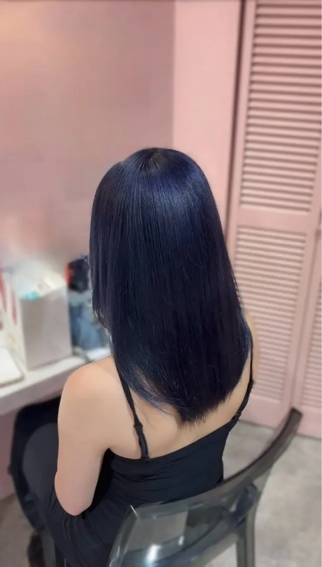 ミディアム カラー ブリーチ ブルーカラー ブルーグレー ヘアカラー 髪質改善縮毛/透明感 カラー/AIRI🎀のヘアスタイル