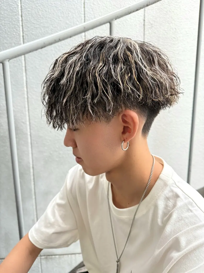 パーマ メンズ メンズハイライト メンズメッシュ マッシュ メンズパーマ ツイストスパイラルパーマ カット パーマ メンズパーマ特化/ シャドウ/波巻/陸翔のヘアスタイル