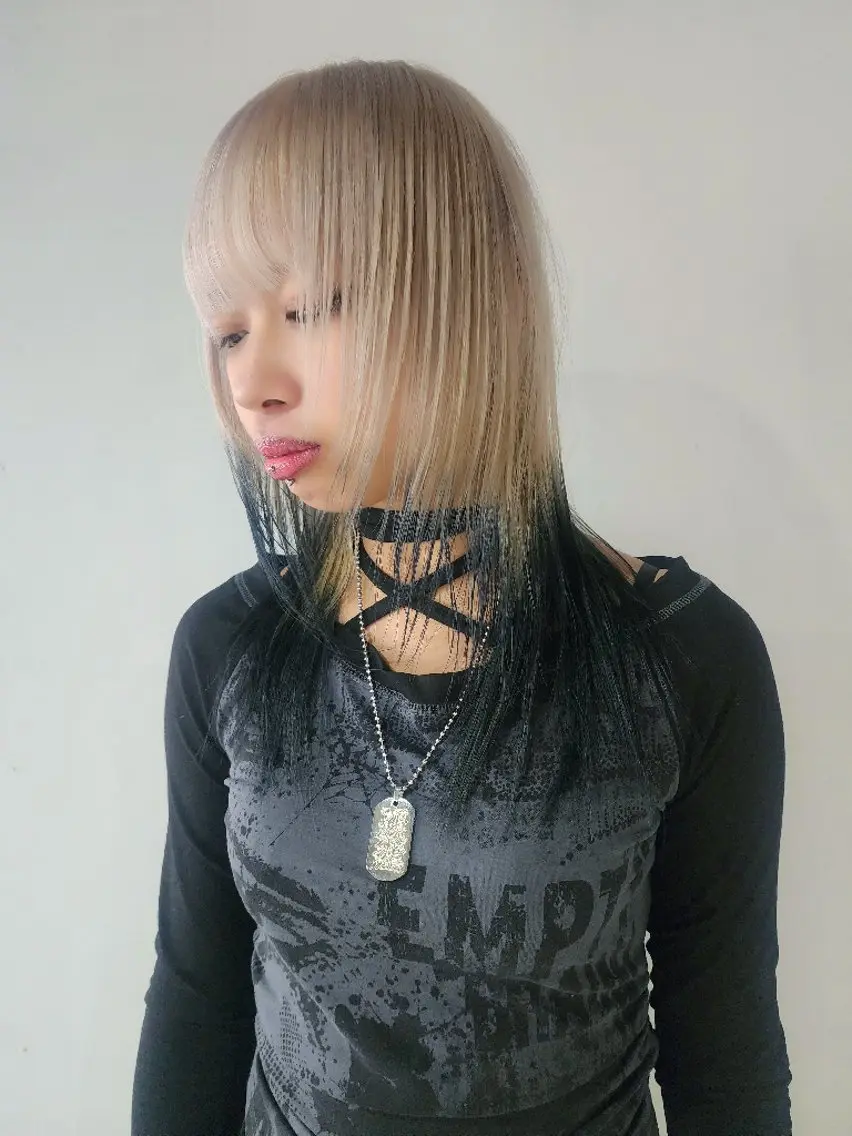 ミディアム 顔まわりレイヤー 顔周りカット レイヤーカット ウルフカット ウルフレイヤー ハイトーン/ブリーチ /デザインカラーのヘアスタイル