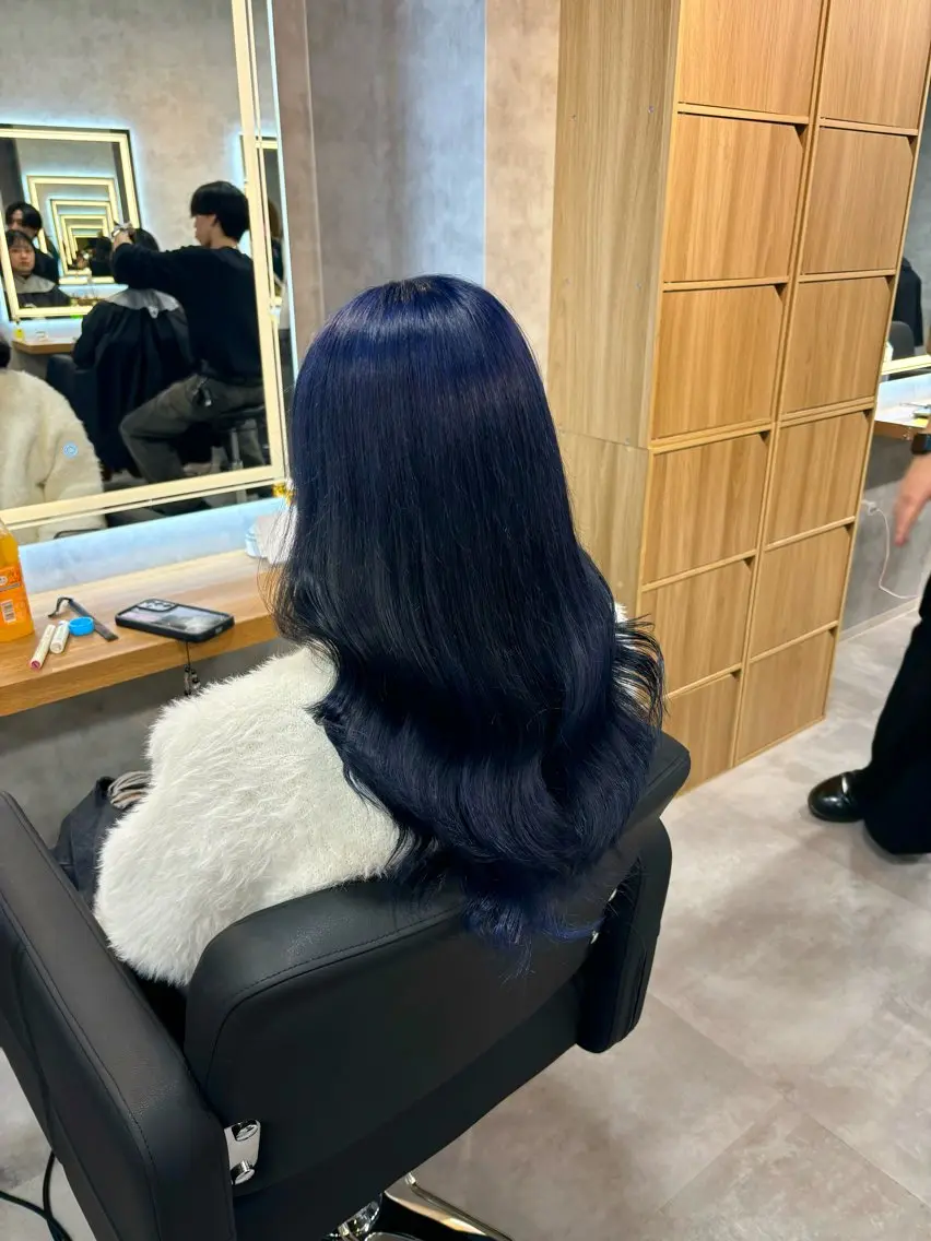 ロング カラー パーマ ヘアアレンジ ヘアカラー トリートメント ヘッドスパ ヘアセット 透明感ブリーチカラー 🌈TOMOHIROのヘアスタイル