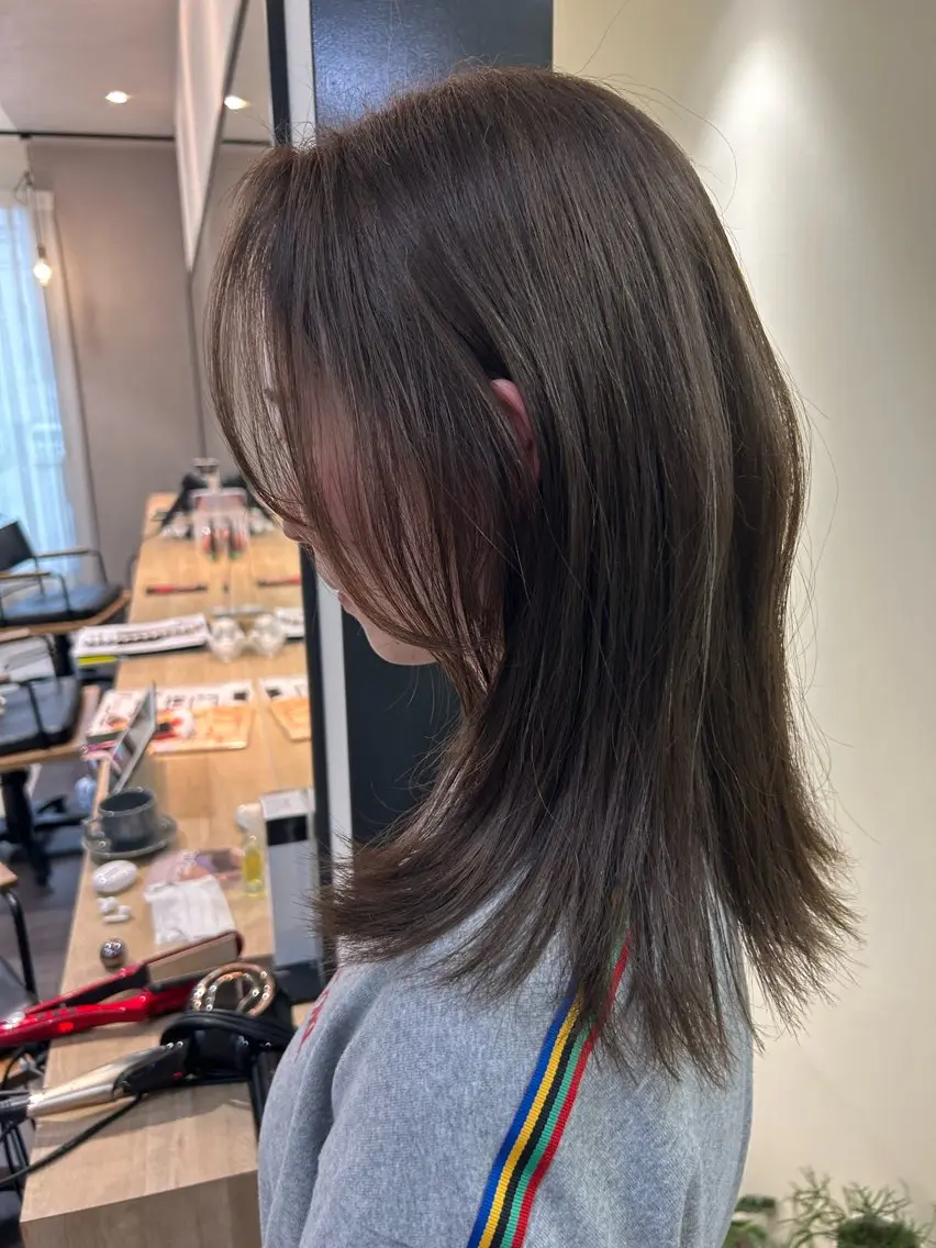 セミロング カラー ブリーチ グレージュ ラベンダーカラー ラベンダーグレージュ ラベンダーグレー hubhair レイヤー/透明感のヘアスタイル