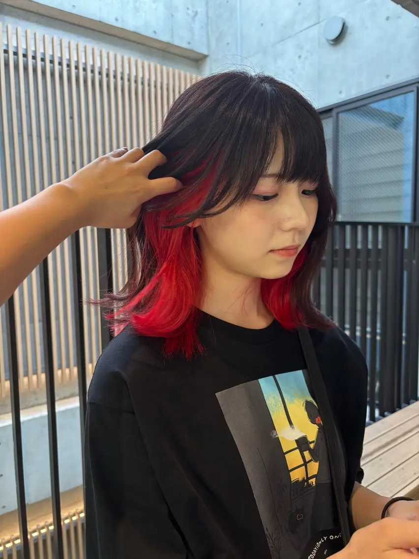 ミディアム ヘアカラー トリートメント 響 インナーカラー イヤリングカラーのヘアスタイル