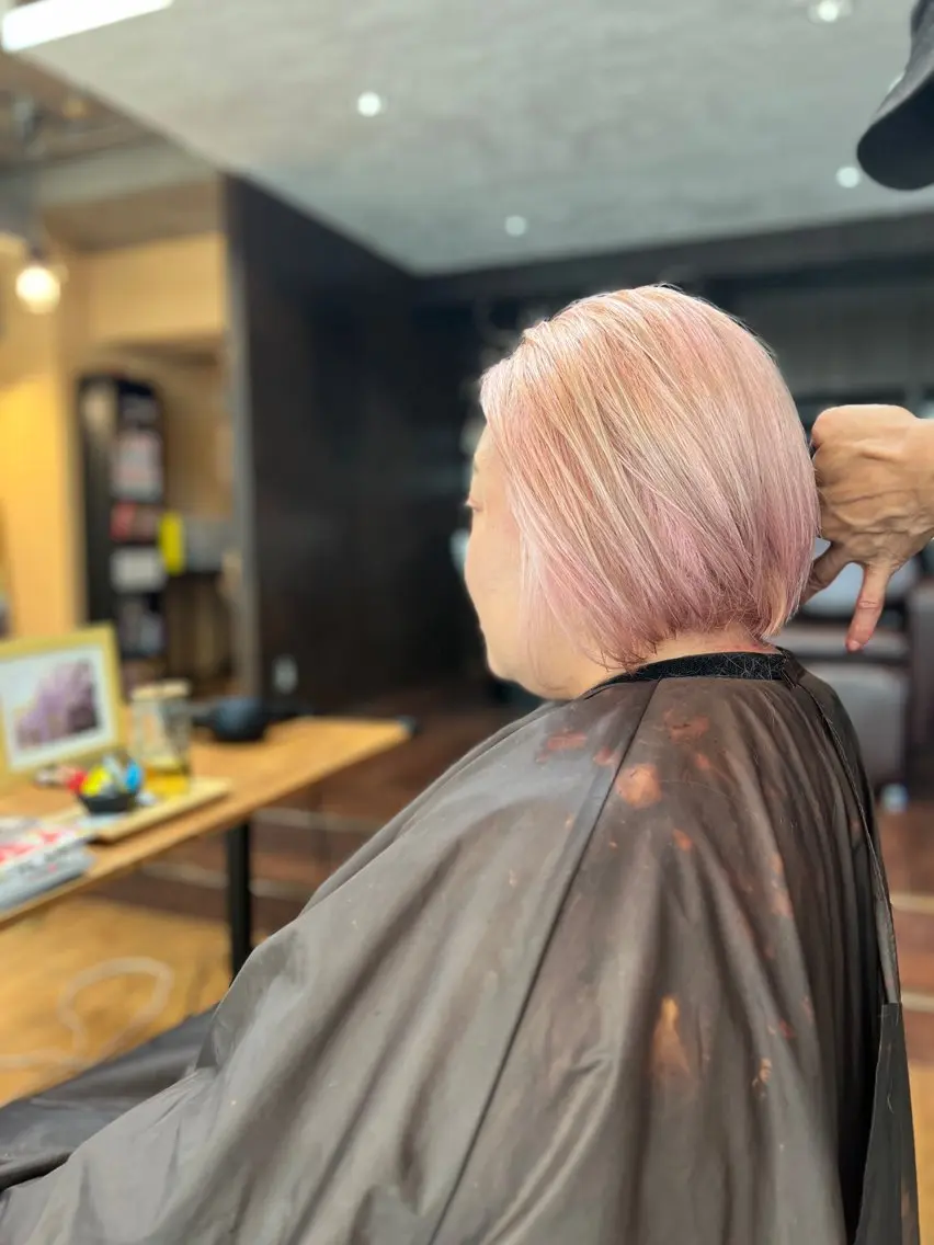 ミディアム カラー ブリーチ ピンクカラー ボブ ヘアカラー 両国駅徒歩1分⭐️ アイロン仕上げのヘアスタイル