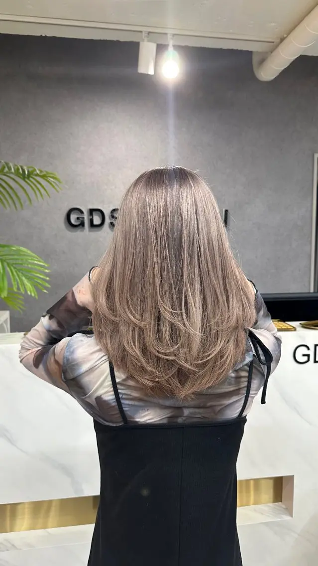 セミロング ヘアカラー 韓国風 白髪ぼかし NAOTOのヘアスタイル