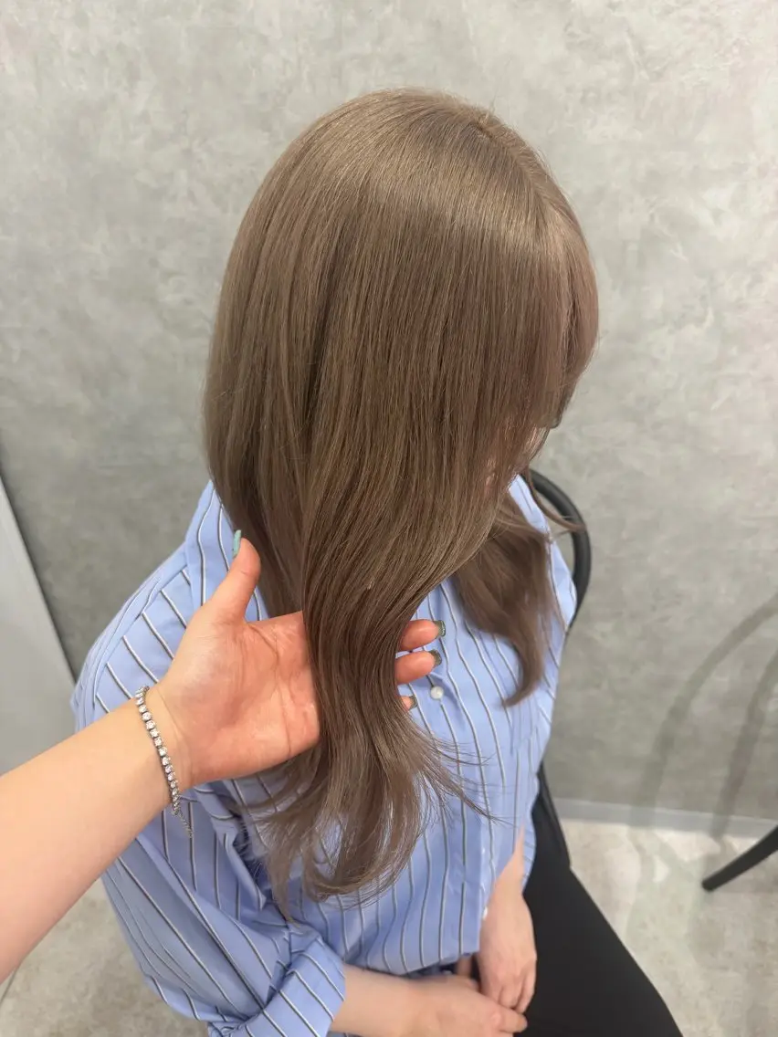 セミロング 盛れる透明感カラー/ レイヤー/みずき🩰のヘアスタイル