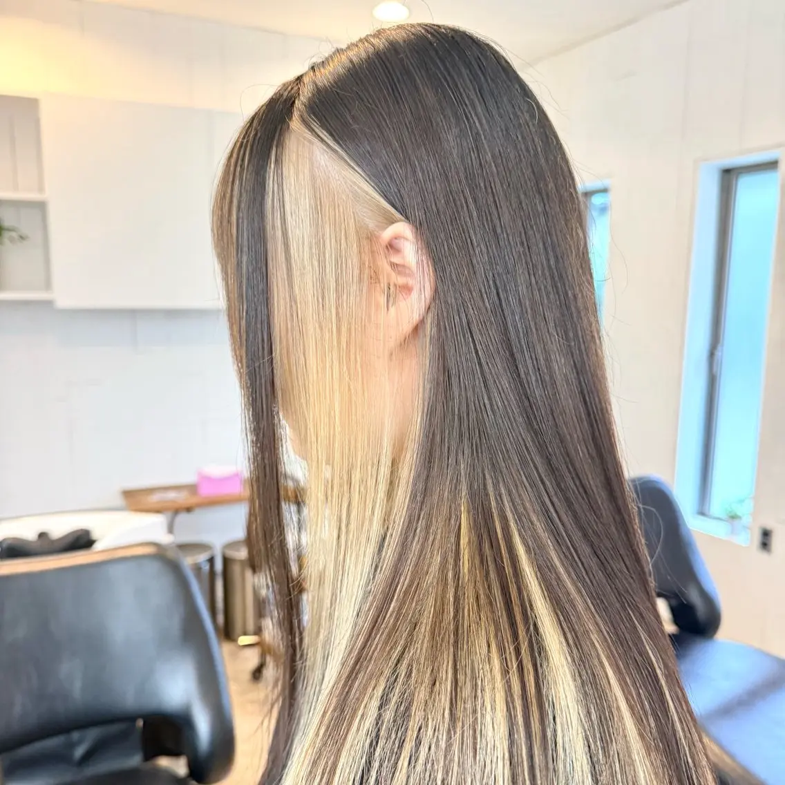 カラー 切りっぱなしボブ ベージュカラー デザインカラー ハイトーンカラー インナーカラー 『新潟で今っぽい ヘアなら僕』あいるのヘアスタイル