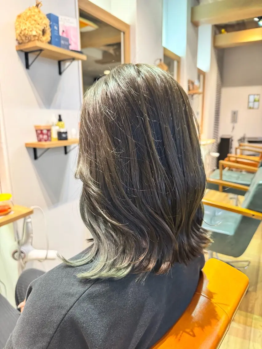 ミディアム カラー ブリーチ グレージュ オリーブグレージュ オリーブグレー ヘアカラー トリートメント ツキダテ ユイのヘアスタイル