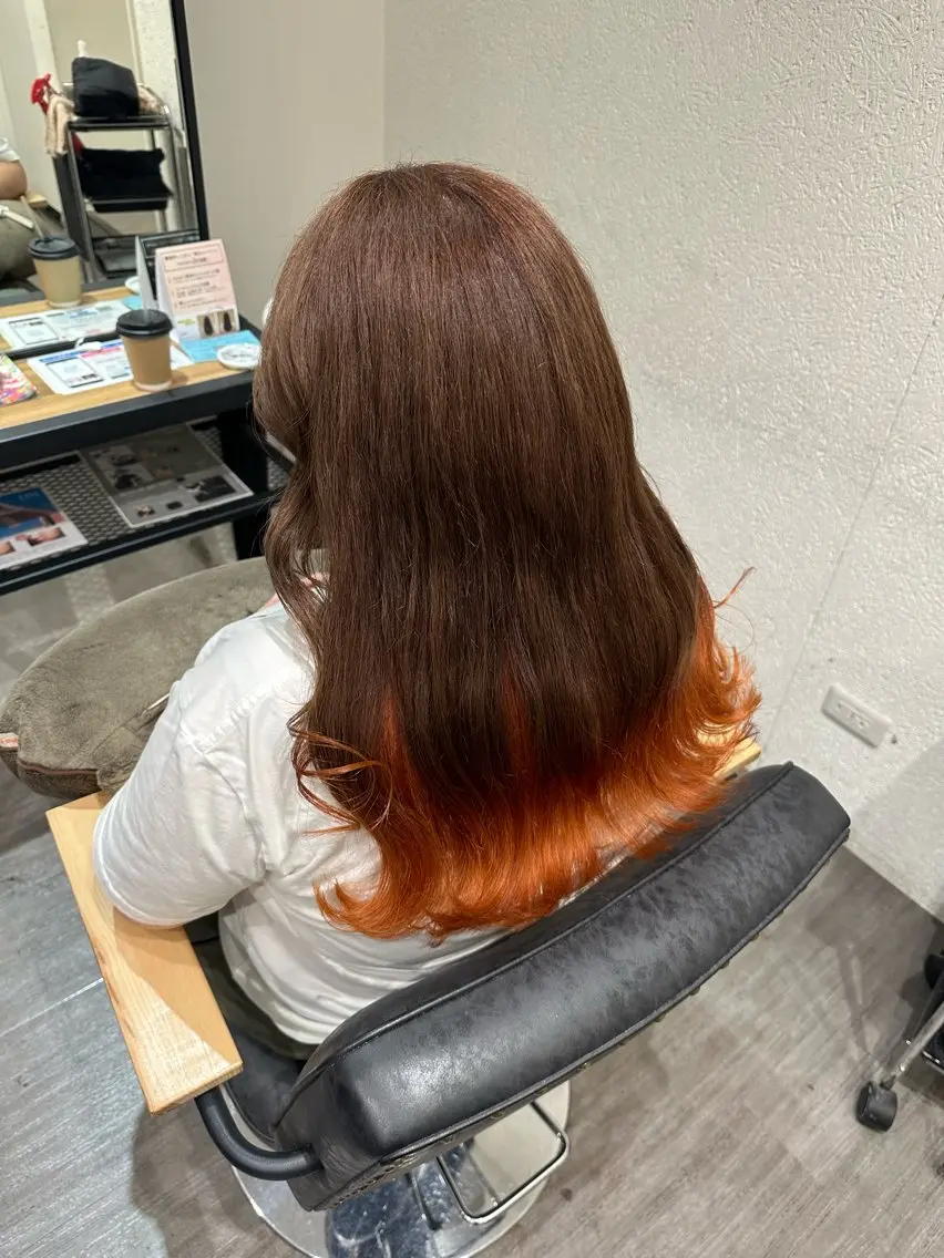 セミロング カラー オレンジ 艶髪レイヤー上田 紗也🇰🇷💗のヘアスタイル