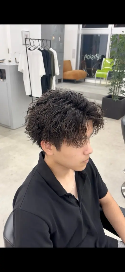 ショート パーマ メンズ メンズパーマ ツイストスパイラルパーマ スパイラルパーマ なりたひろと / フェザーパーマのヘアスタイル