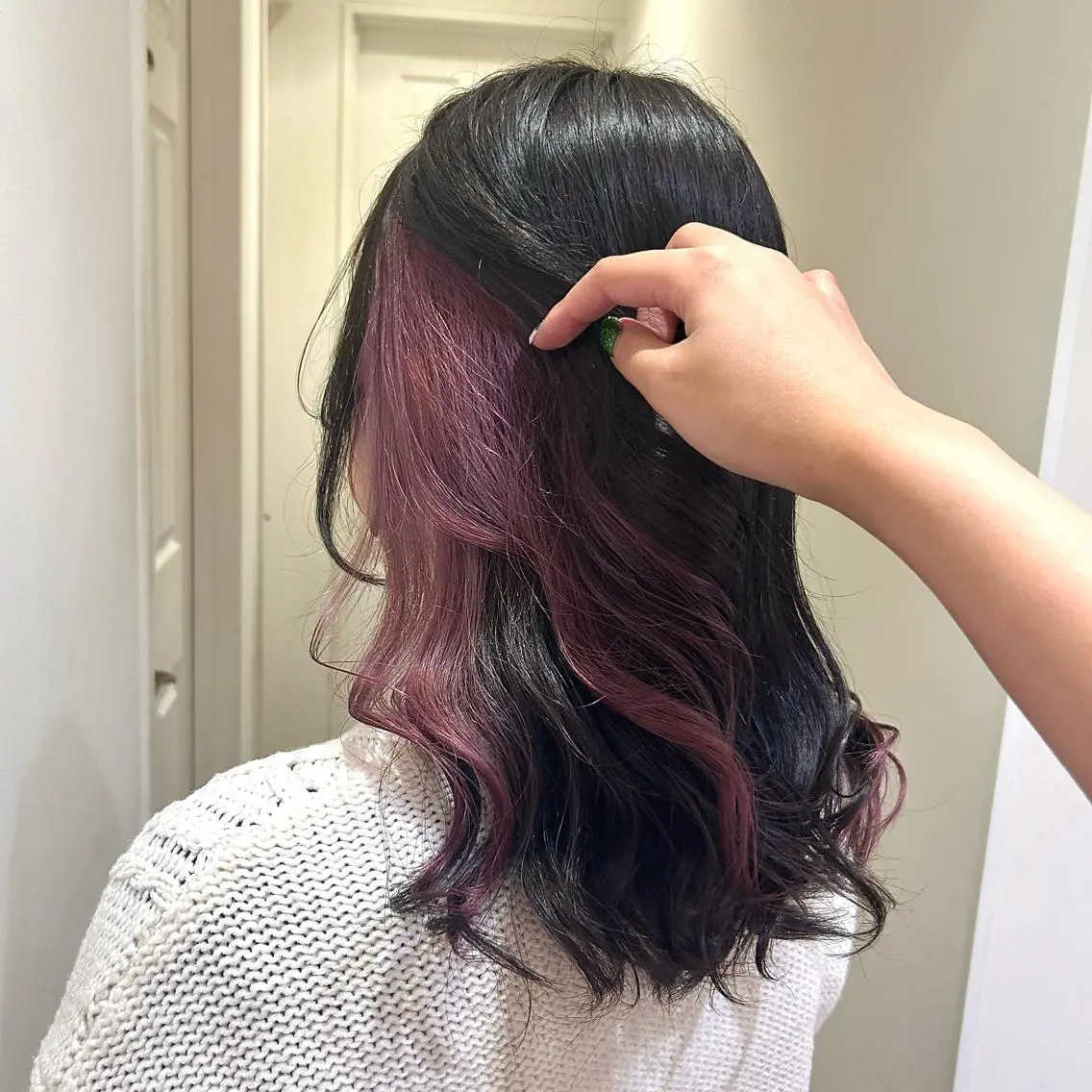 セミロング カラー 黒髪 透明感カラー インナーカラー ピンクカラー ミユ🎀長さ出し 🎨デザインカラーのヘアスタイル