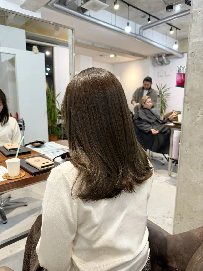 ミディアム カラー グレージュ オリーブグレージュ オリーブグレー カット ヘアカラー トリートメント カイリ /レイヤーカットのヘアスタイル