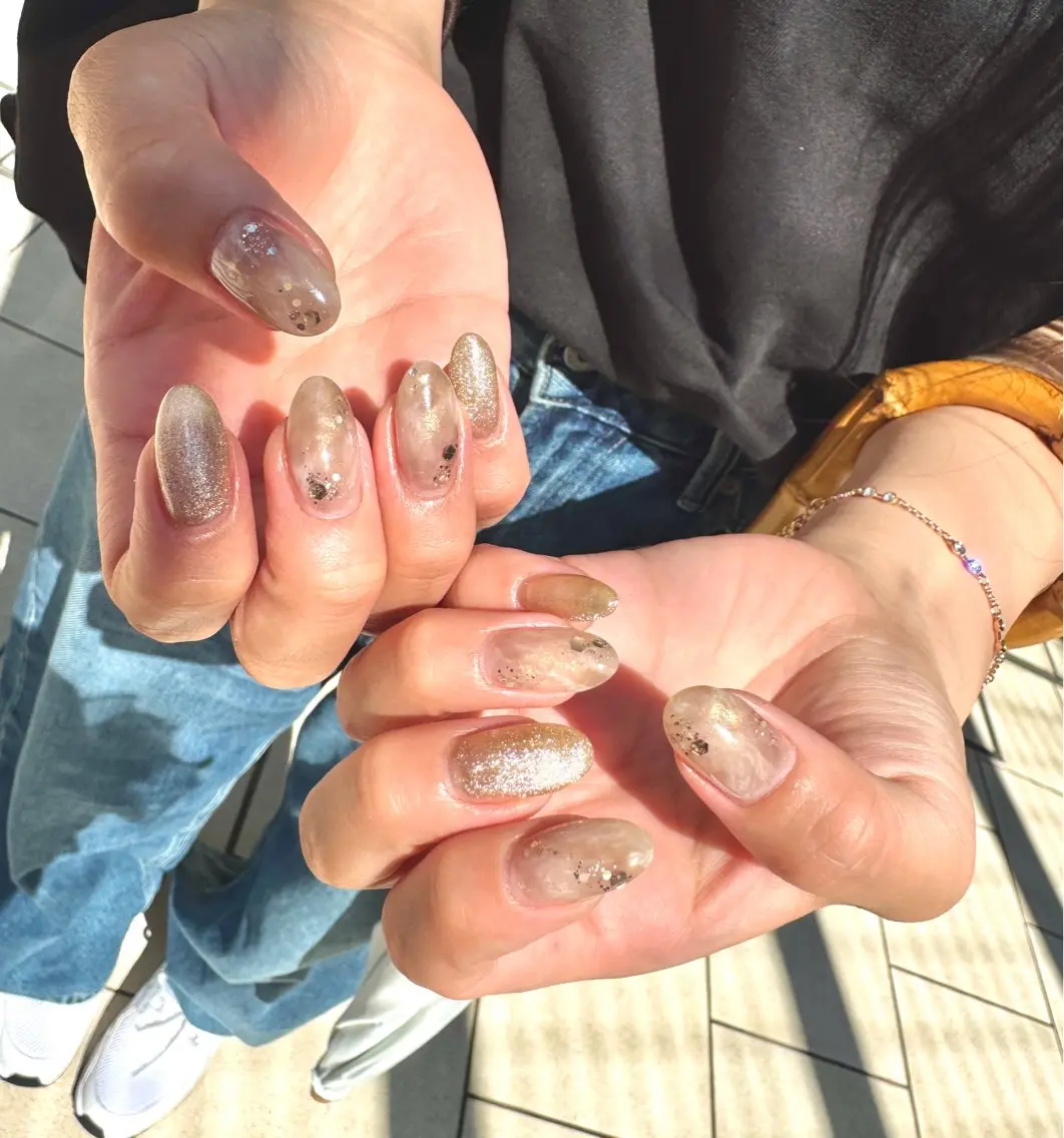 ネイル ブラウン ゴールド キラキラネイル ニュアンスネイル オフィスネイル ハンドネイル ハンドケア Lililas💎 リリラースのネイルデザイン