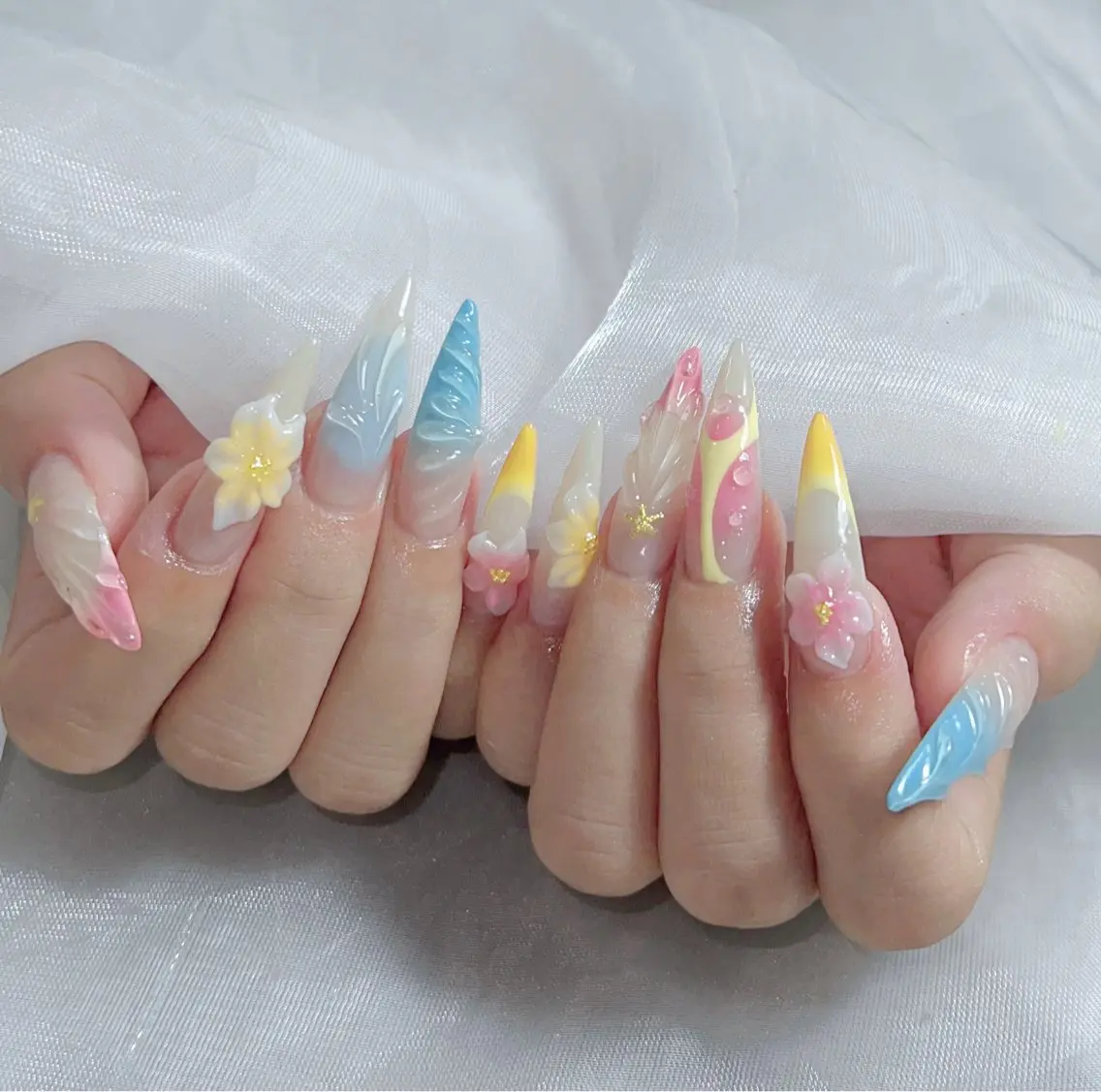 ネイル 成人式 ロングネイル マグネットネイル 大理石ネイル(マーブル) リボン ハンドネイル ZUZU AMEE NAILのネイルデザイン