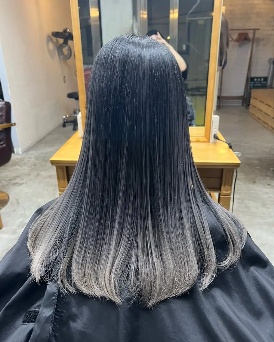 セミロング カラー バレイヤージュ シルバー ホワイトシルバー レイヤーカット ヘアカラー トリートメント 指名数No.1 /NAOYAのヘアスタイル