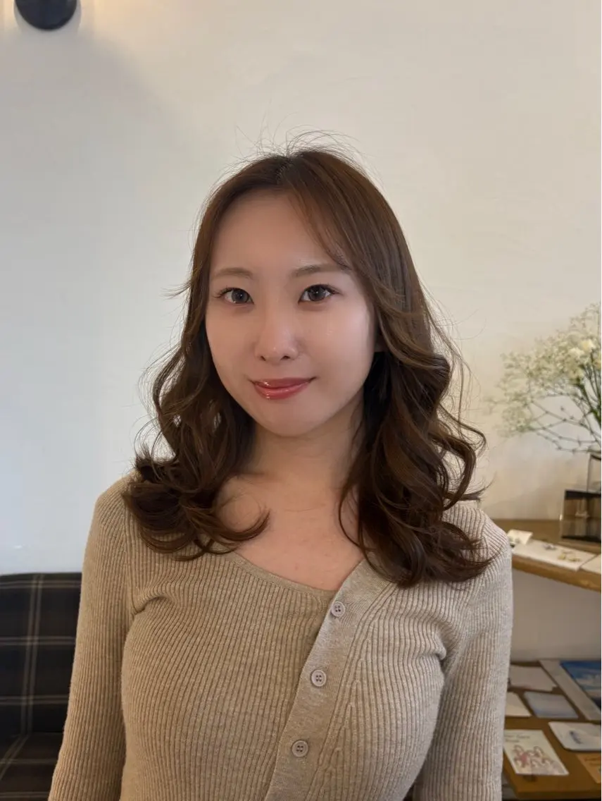 ミディアム 顔周りカット レイヤーカット カット 吉岡 茉穂のヘアスタイル