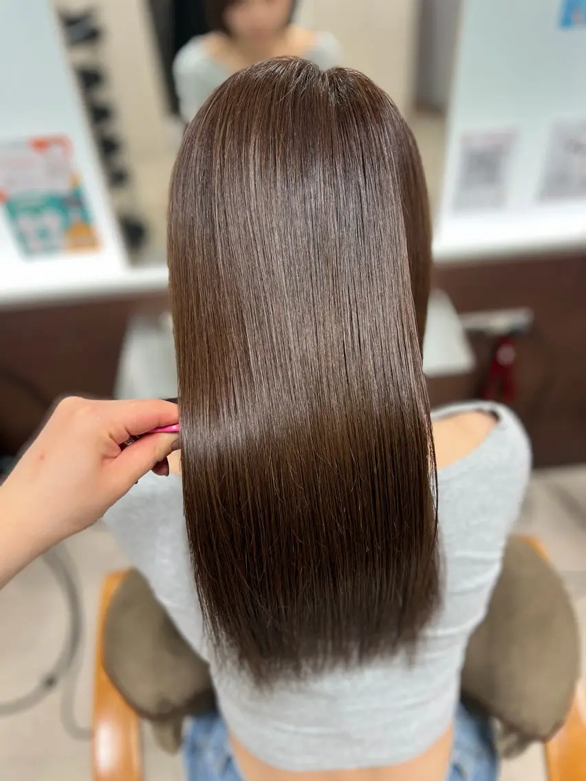 ロング moe 美髪矯正 さらさらストレートのヘアスタイル
