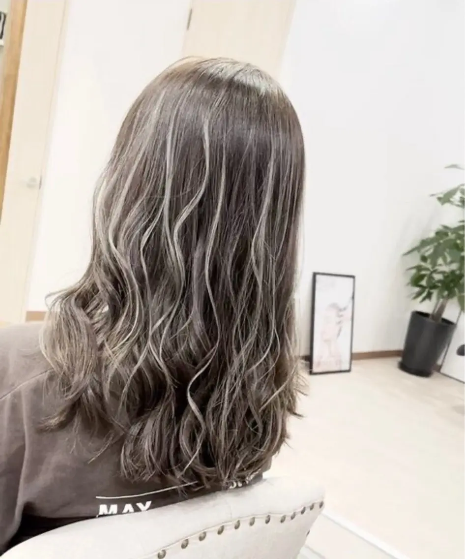 カラー ハイライトカラー ヘアカラー PEIGE OKINAWAのヘアスタイル