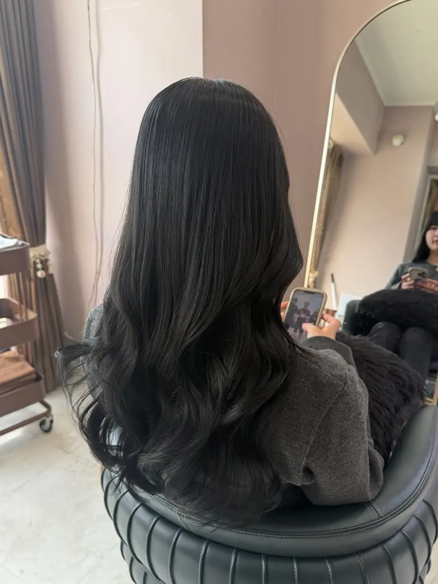 カラー 黒髪 che'rie MIKUのヘアスタイル