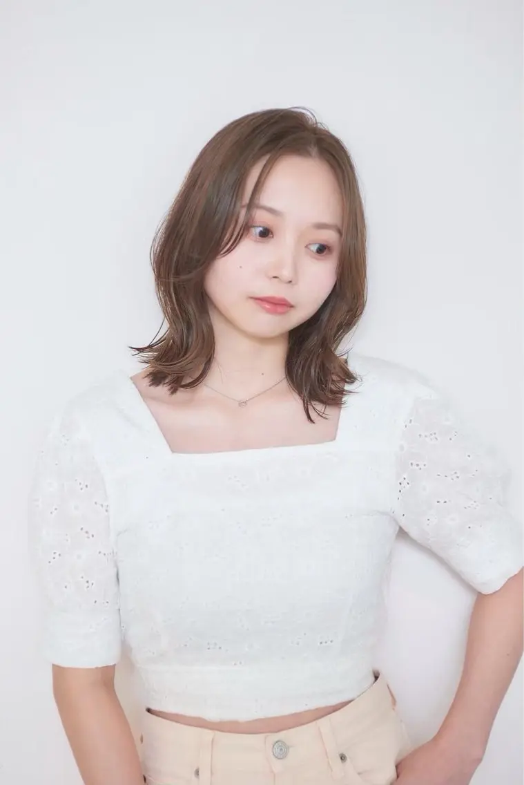 ミディアム アッシュ アッシュブラウン くびれヘア カット ヘアカラー 山﨑 彩香のヘアスタイル
