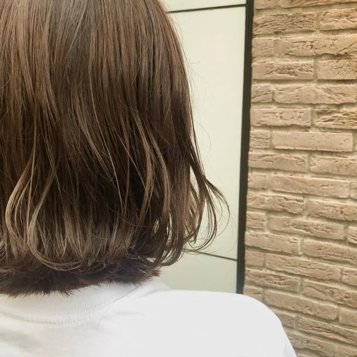 ミディアム カラー ベージュカラー ，comma momoka🪄のヘアスタイル