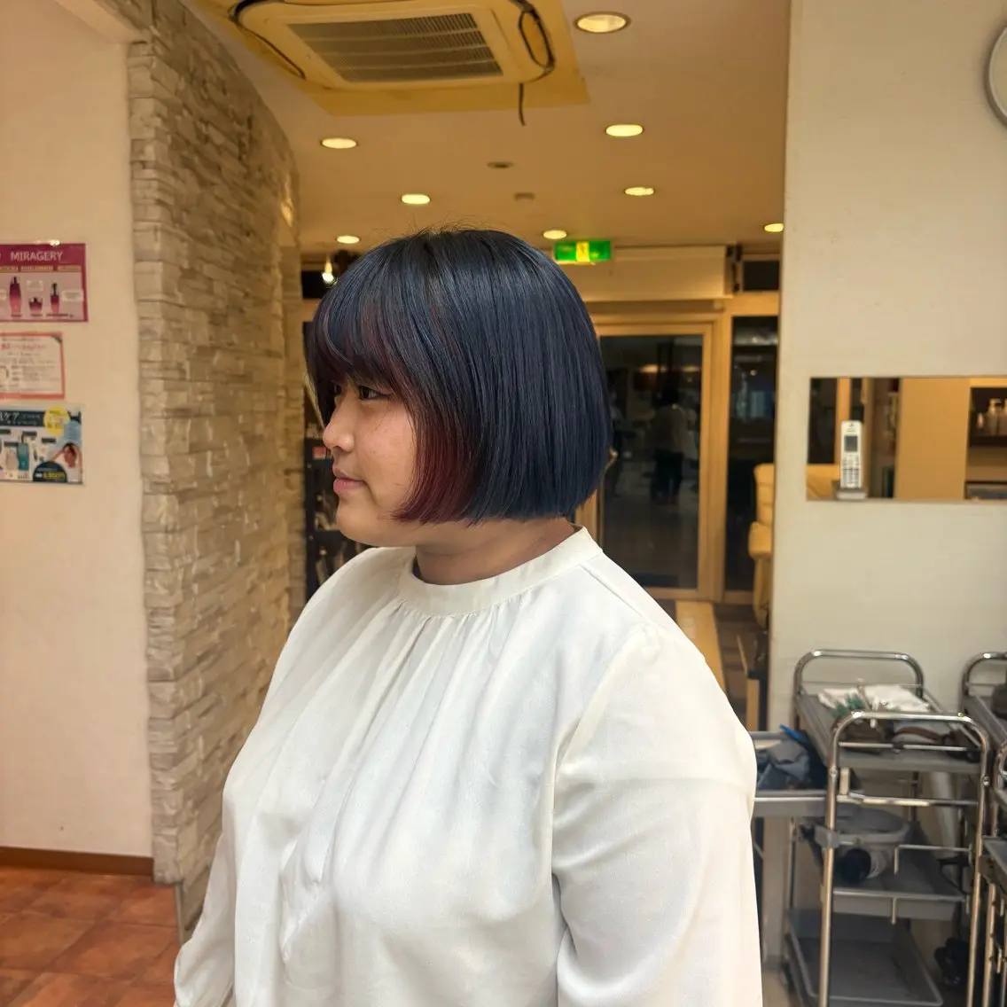 ミディアム カラー ネイビーカラー レッドカラー 似合わせカット 川端 萌那のヘアスタイル