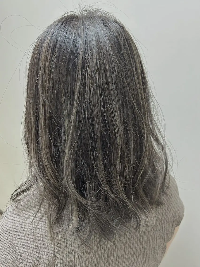 セミロング カラー グレージュ ハイライトカラー ハイライト カット ヘアカラー 工藤 裕樹のヘアスタイル