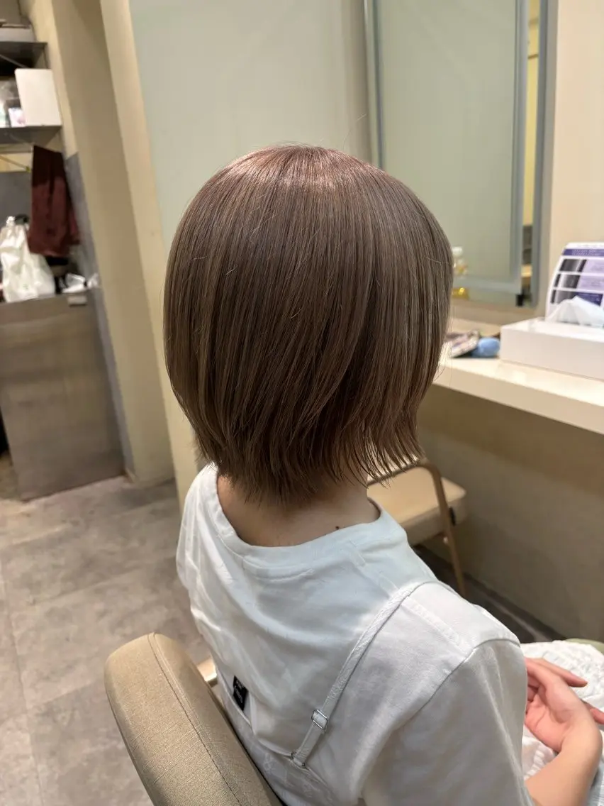 根本ブリーチ＋ベージュ系カラー＋カットの写真