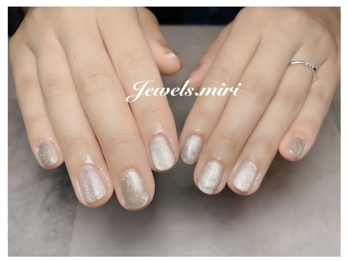 ネイル ゴールド キラキラネイル マグネットネイル マグネットワンカラー ワンカラーネイル ネイルサロン Jewels Mのネイルデザイン