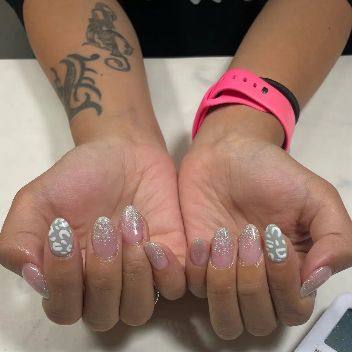 ネイル アニマル柄 ラメ(グリッター) ラメグラデーション ハンドネイル 心愛 Knailのネイルデザイン