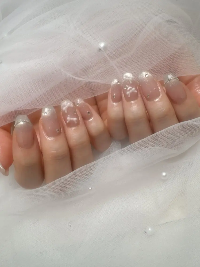 ネイル フットネイル フレンチネイル ガラスフレンチ キラキラネイル 韓国ネイル ハンドネイル Queeens nailのネイルデザイン