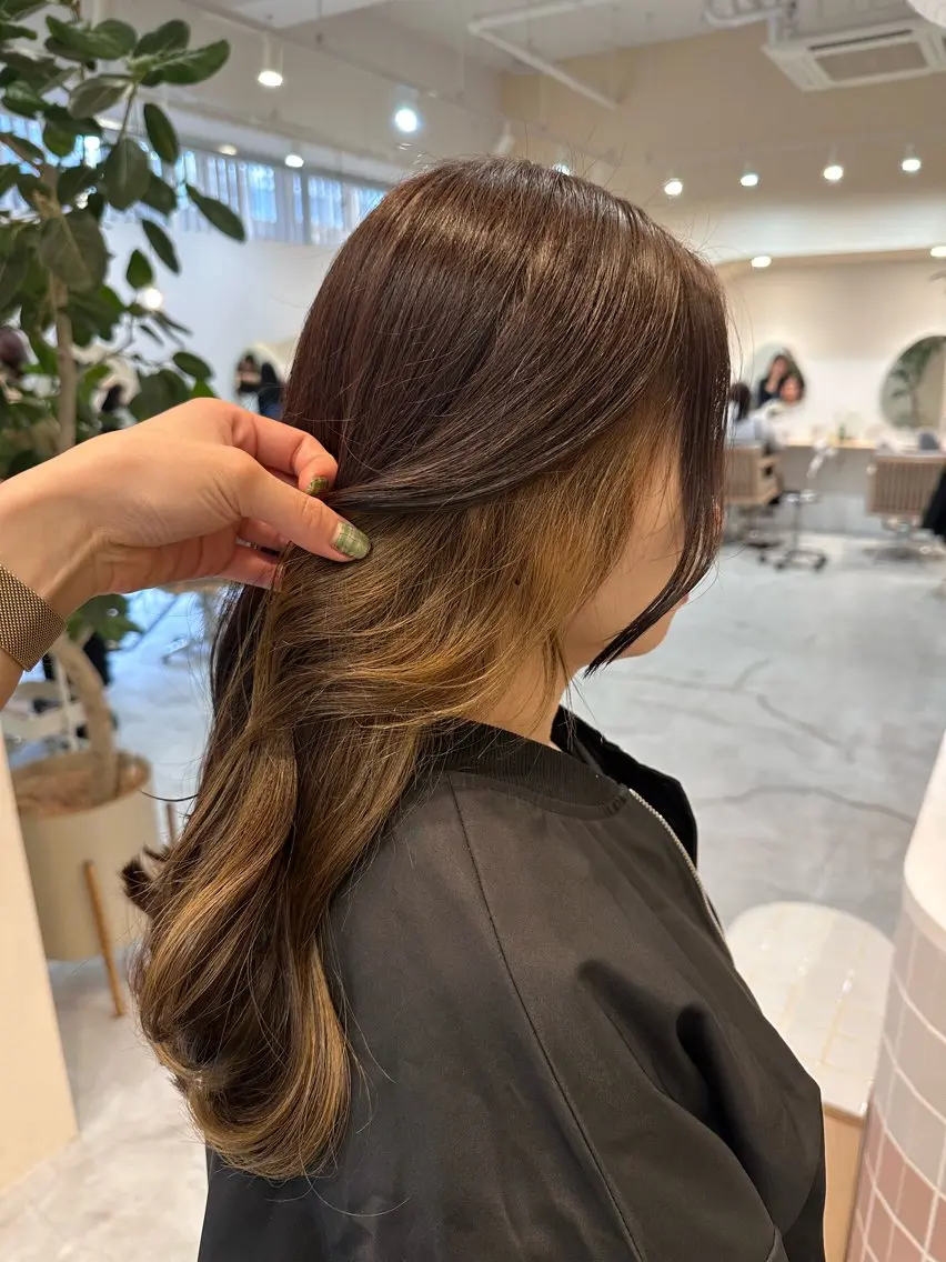 ロング ヘアカラー 寺田 彩芽のヘアスタイル