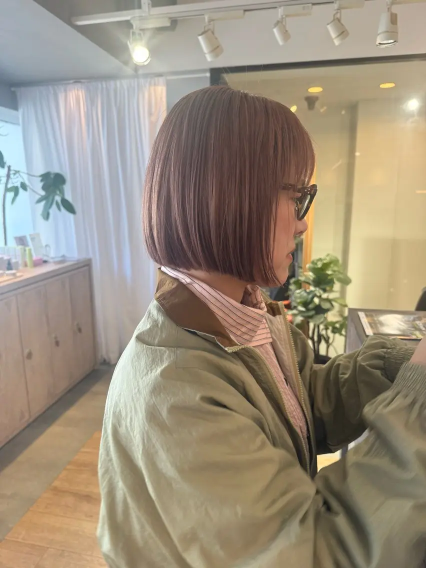 ショート カラー ベージュカラー ブリーチ ピンクカラー ピンクベージュ ボブ カット トリートメント 水口 英里のヘアスタイル