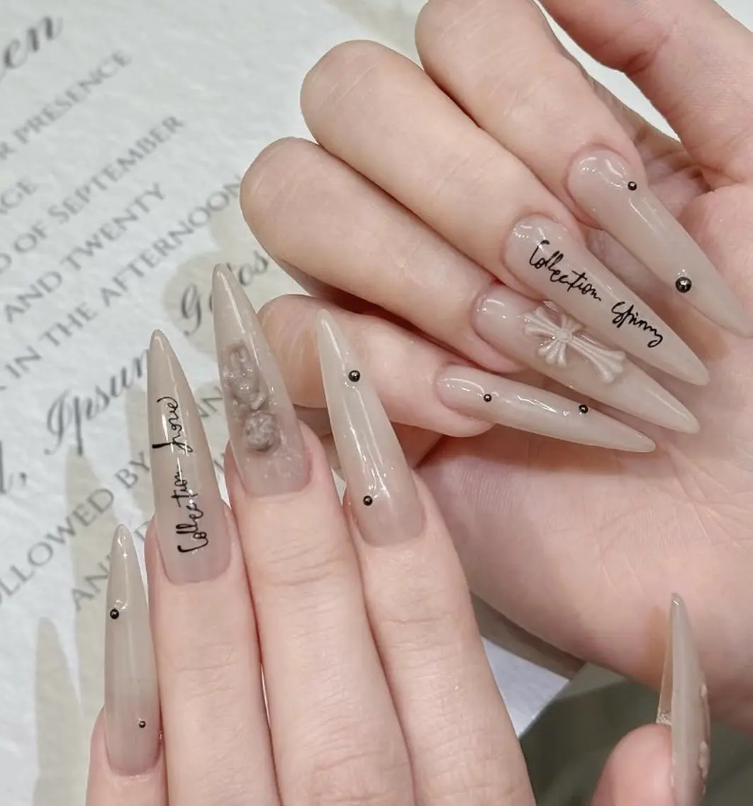 ネイル オーロラネイル ブラウン フラッシュネイル フラワーネイル ホログラムネイル ハンドネイル ハンドケア REI NAILS SALONのネイルデザイン