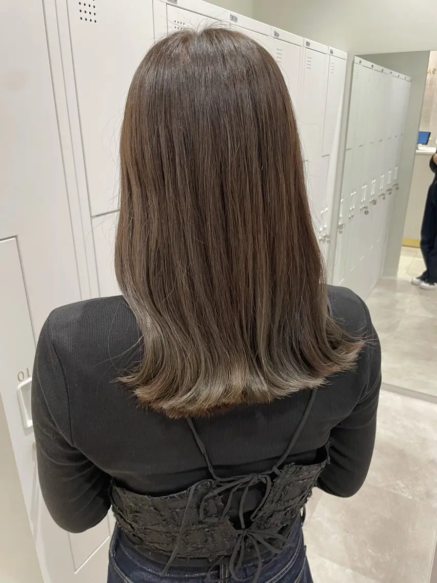 セミロング カラー ベージュカラー オリーブベージュ ヘアカラー 女性リピ90%🍨 🩷佐藤みずきのヘアスタイル