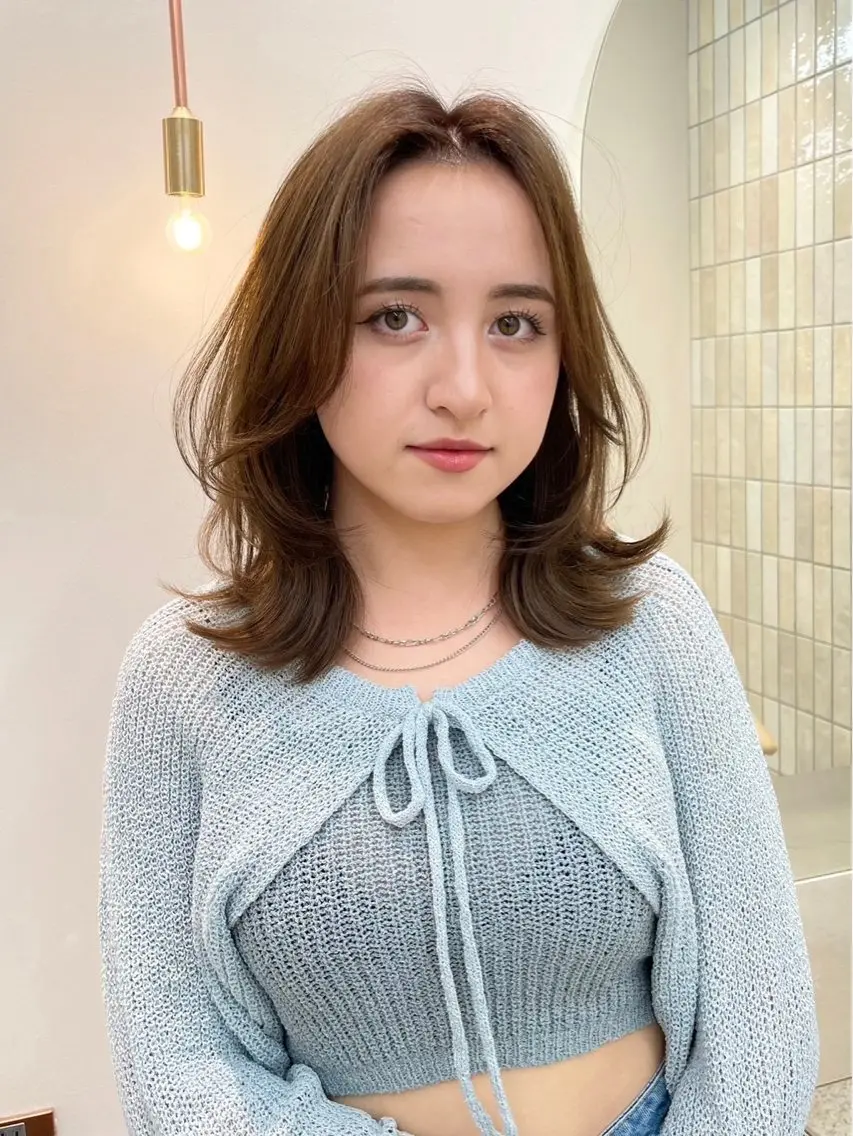 ミディアム くびれヘア デート レイヤーカット 小顔カット 外ハネヘア カット ヘアカラー トリートメント 小顔レイヤー/顔周り 艶髪カラー/金山のヘアスタイル