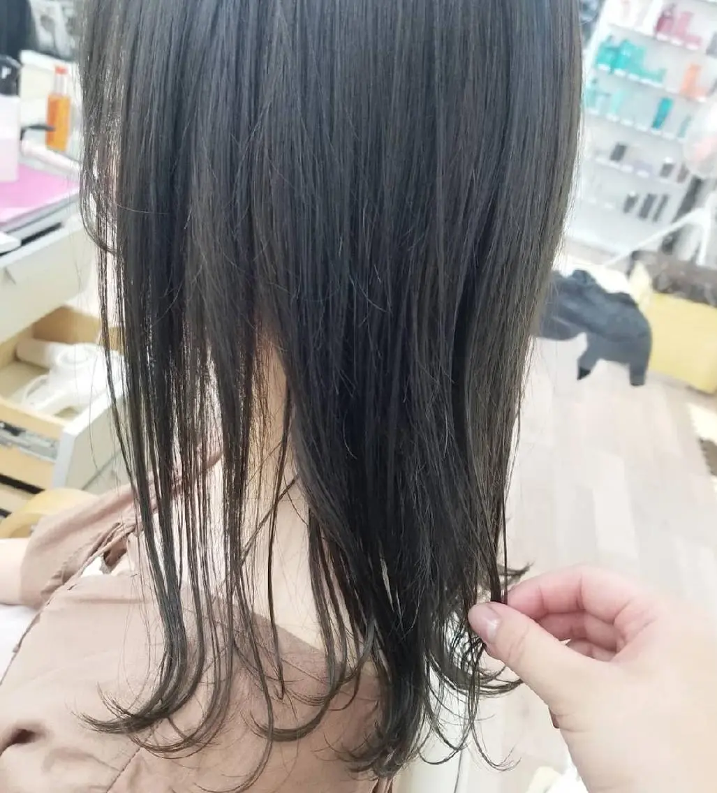 セミロング カラー アッシュ オリーブアッシュ カット ヘアカラー トリートメント 関口 友菜のヘアスタイル