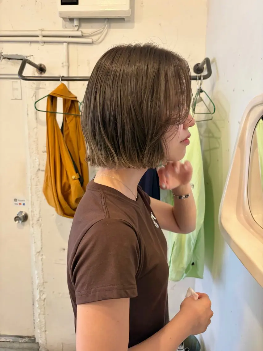 ショート カラー ベージュカラー ブリーチ オリーブベージュ ボブ カット ヘアカラー トリートメント *UNU* RICOのヘアスタイル