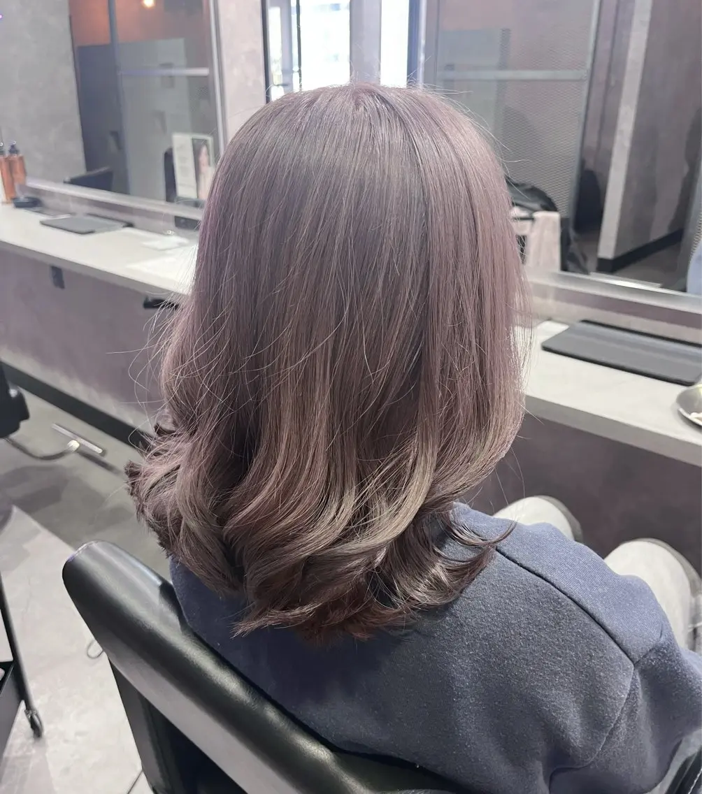 ミディアム ラベンダーベージュ ヘアカラー 伊藤 由妃乃のヘアスタイル