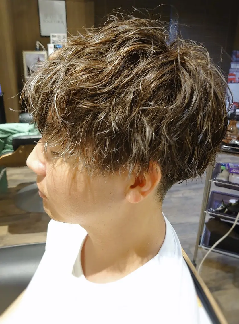 ショート カラー メンズ パーマ メンズハイライト メンズパーマ ハイライトカラー ハイライト スパイラルパーマ カット ヘアカラー 工藤 裕樹のヘアスタイル