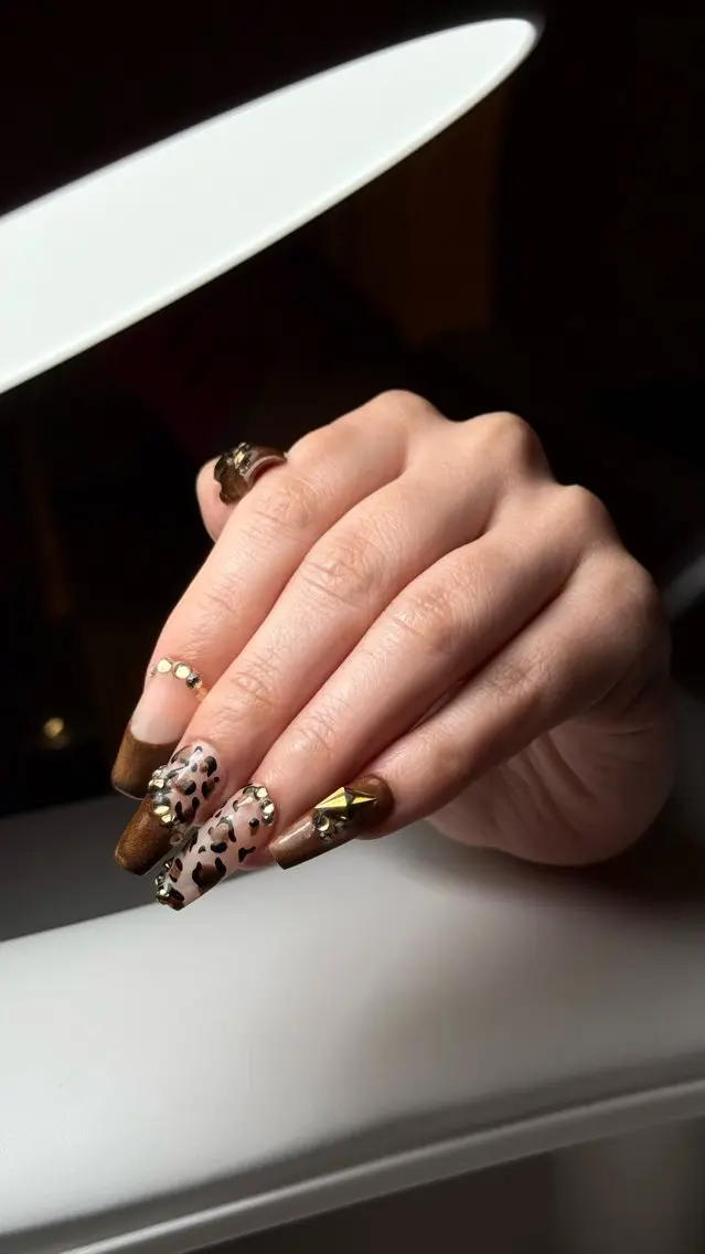 ネイル アニマル柄 青木 みあの眉毛・アイブロウイメージ