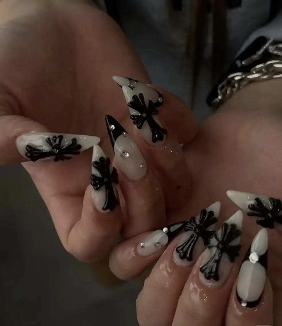 ネイル チークネイル フレンチネイル ジェルネイル ガーリー キラキラネイル ハンドネイル UM Nail Salonのネイルデザイン
