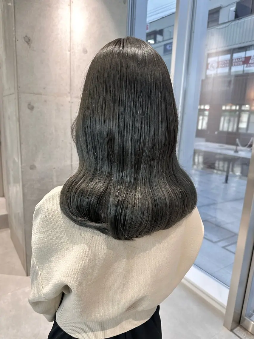 セミロング カラー オリーブグレー 染谷 遥花のヘアスタイル