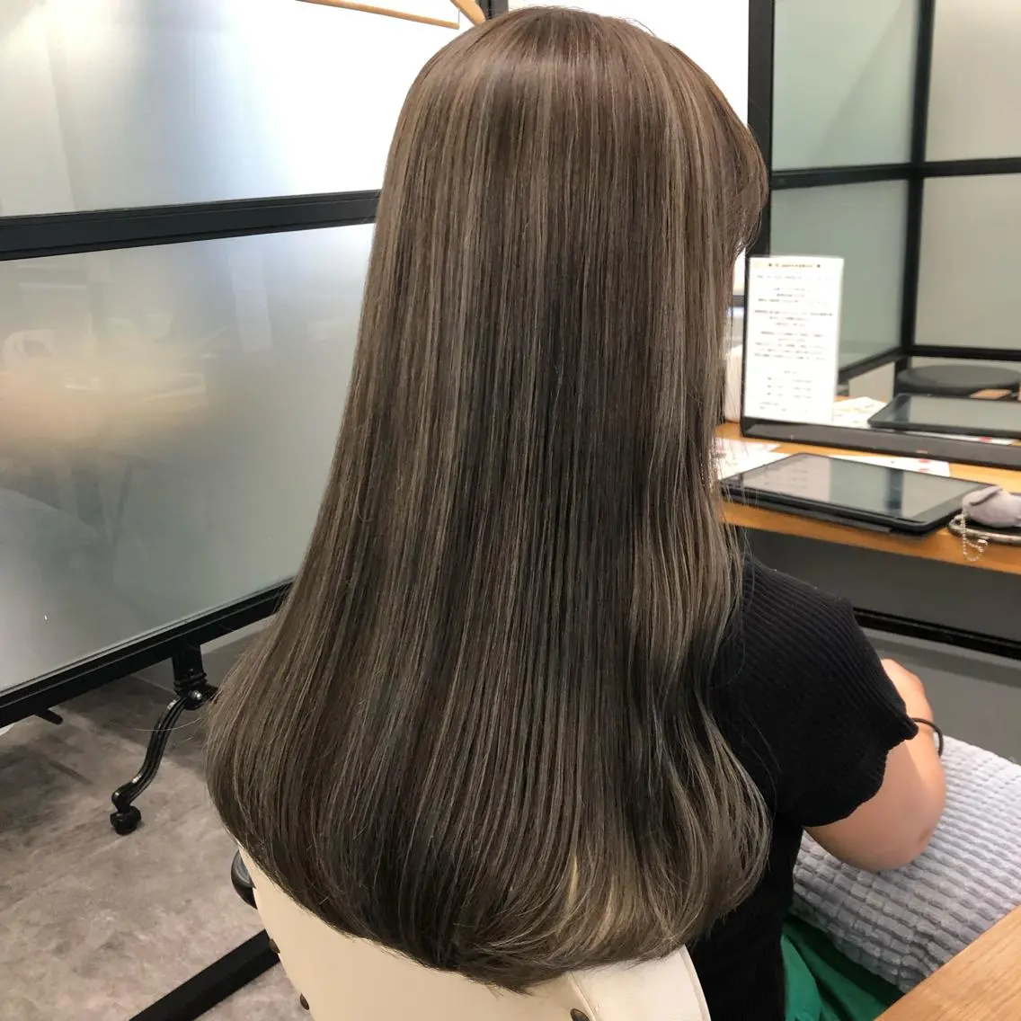 ロング カラー ヘアアレンジ アディクシーカラー アッシュ ベージュカラー 黒髪 ブリーチ カット ヘアカラー トリートメント ヘアセット JURI🤎 ワンカールレイヤーのヘアスタイル