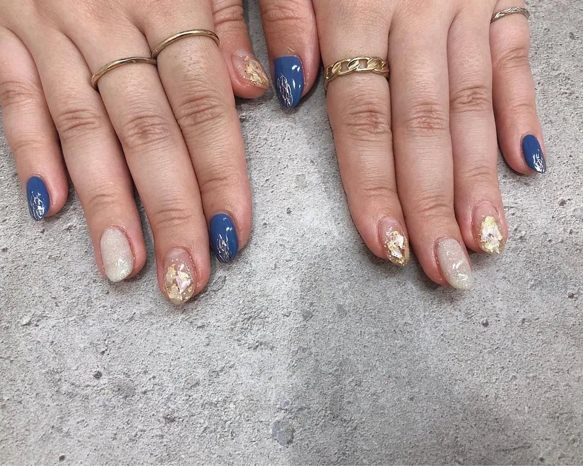 ネイル アートネイル ブルー ラメ(グリッター) ミラーネイル ホワイト ハンドネイル saki_ nail heronのネイルデザイン