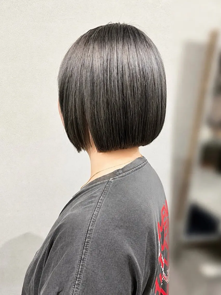 ショート カラー ブリーチ デザインカラー シルバー ボブ 顔まわりレイヤー ヘアカラー トリートメント 柏 デザインカラー/ レイヤー🐣シオリのヘアスタイル