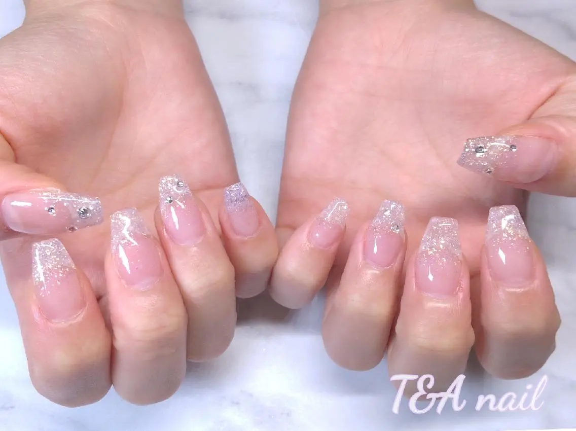 セミロング ネイル 長さ出し ジェルネイル グラデーション キラキラネイル ニュアンスネイル T&A nailのネイルデザイン