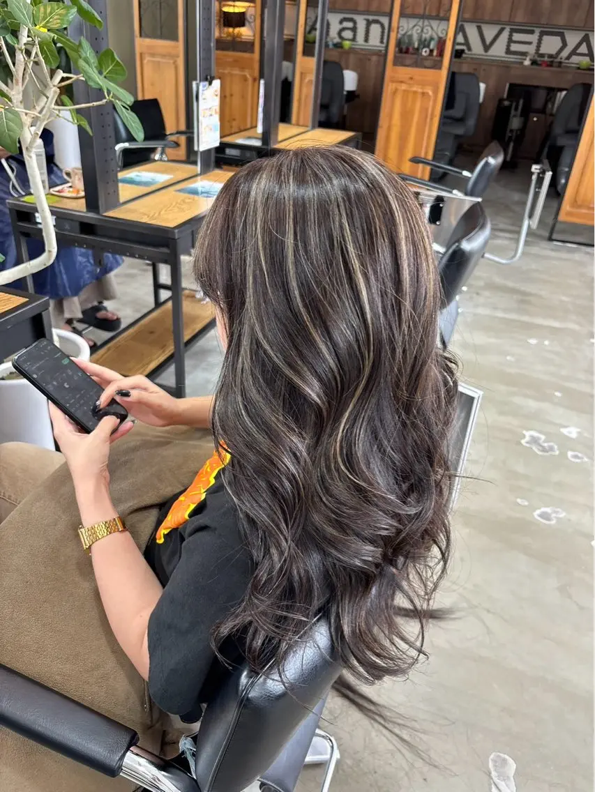 カラー ハイライトカラー ヘアカラー くるみ avedaのヘアスタイル