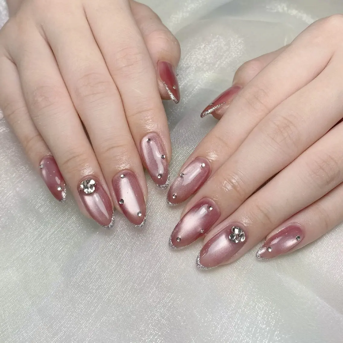 ネイル チークネイル フレンチネイル ジェルネイル ガーリー キラキラネイル ハンドネイル UM Nail Salonのネイルデザイン