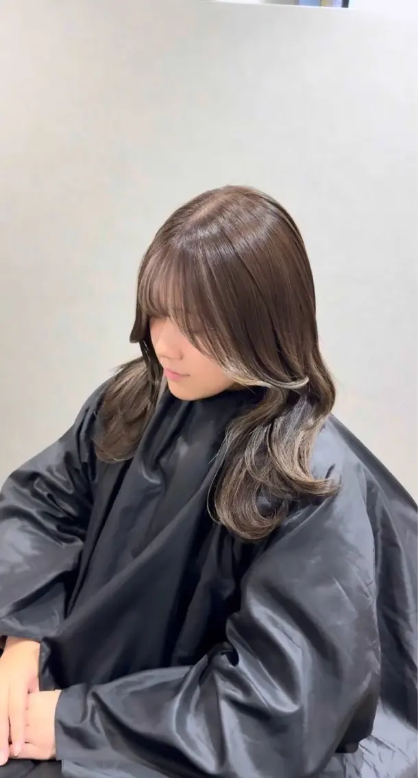 セミロング ミストバング カット ヘアカラー 阪急箕面駅 ハイトーン/デザインのヘアスタイル