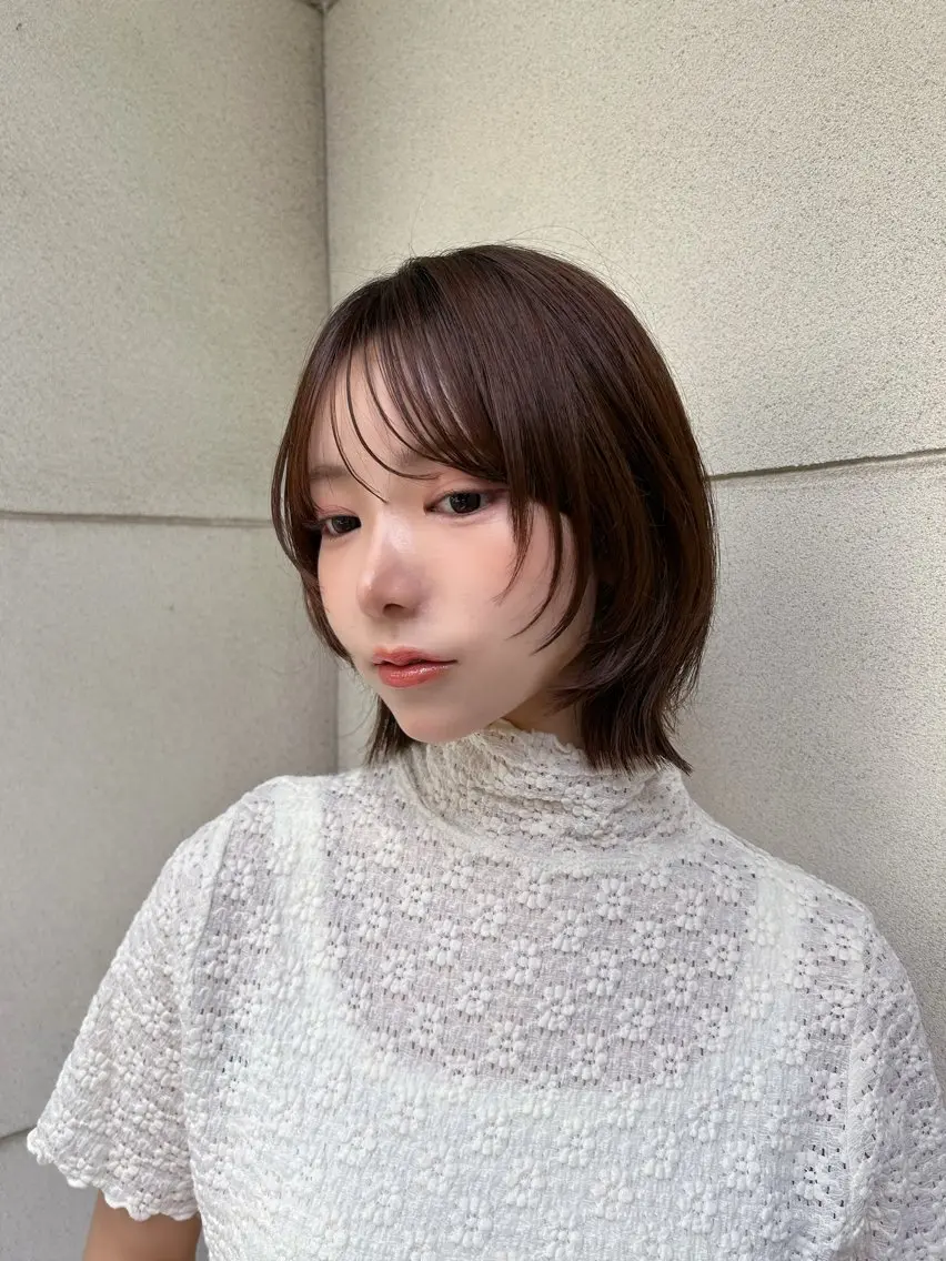 ミディアム 顔周りカット レイヤーカット 小顔カット カット ヘアカラー ここな Un amiのヘアスタイル